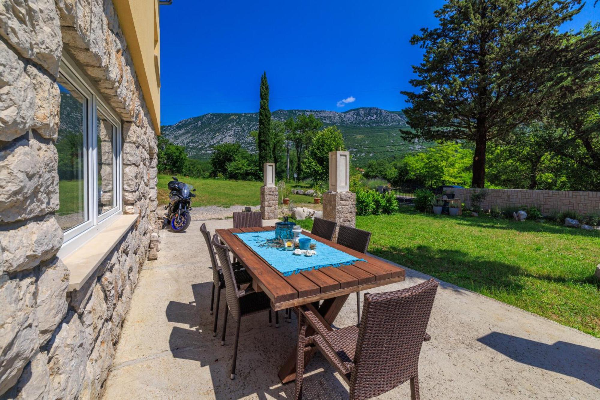 Emaris Appartement Tribalj  Buitenkant foto