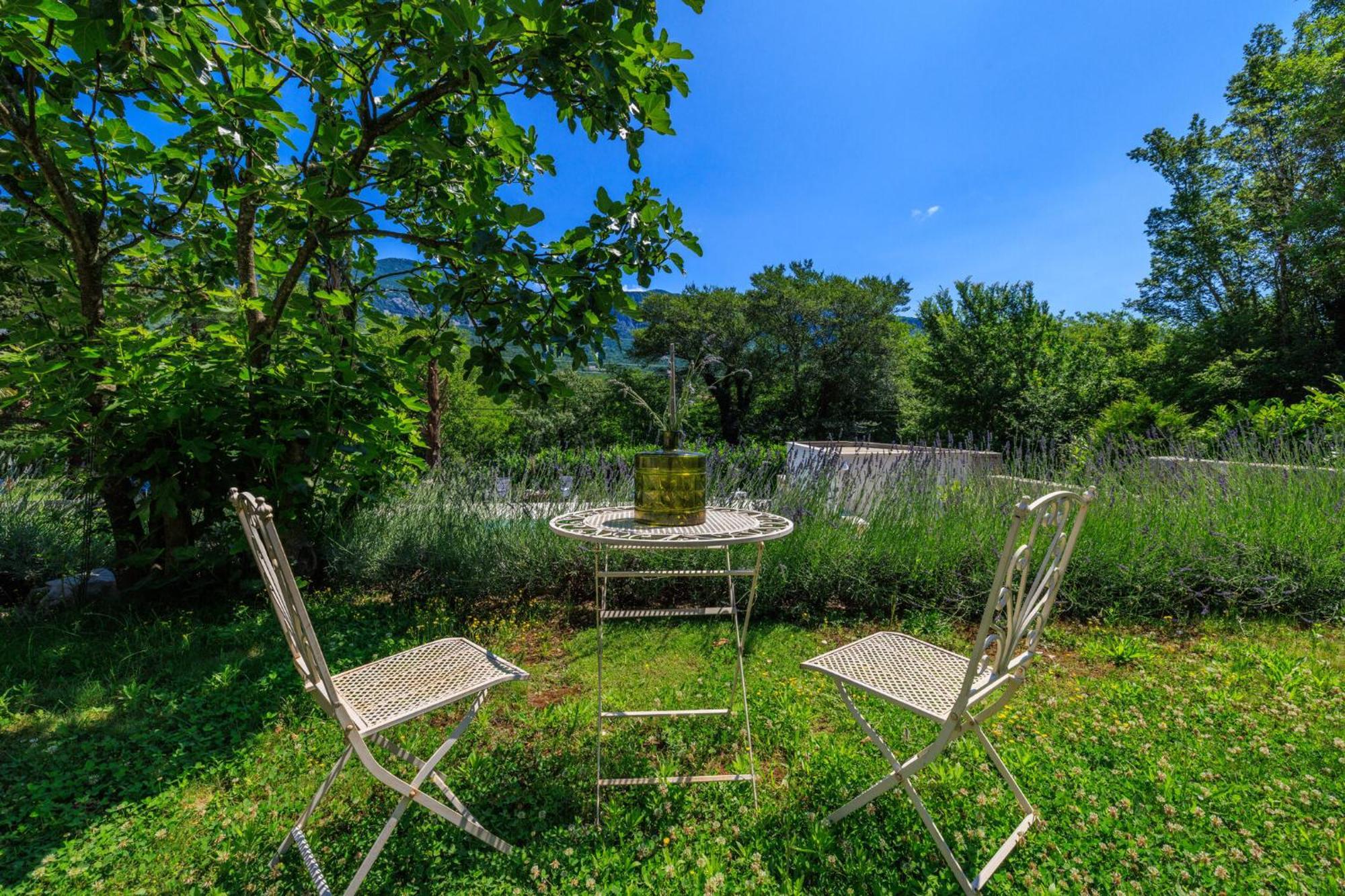 Emaris Appartement Tribalj  Buitenkant foto